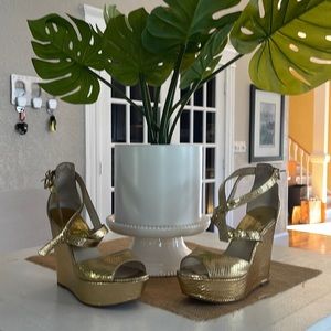 9.5 Michael kors Gold comfortable platform shoe